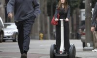 žena na segway na ulici