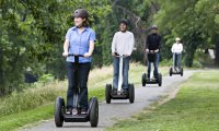 skupina na vozítkách segway v parku